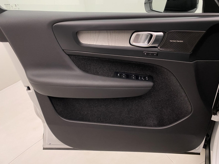 Volvo XC40 B4 AWD DARK ULTRA AUT CZ