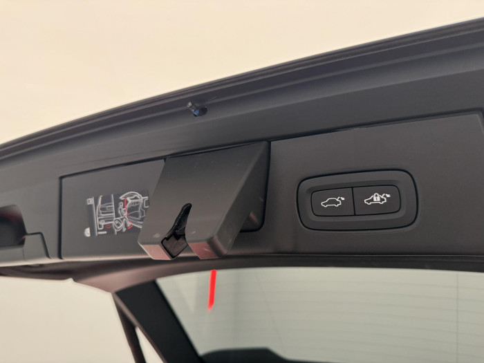 Volvo V90 T8 AWD RECHARGE REZERVACE