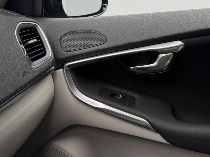 Volvo V40 CC D3 MOMENTUM AUT CZ 1.maj 2.0 d CC CC Momentum