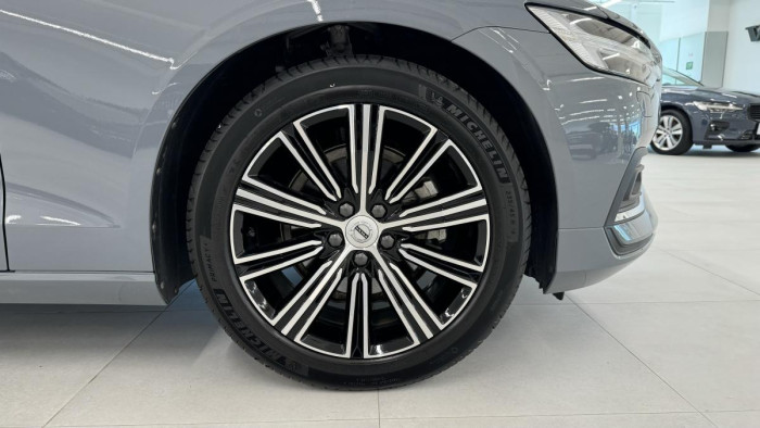 Volvo V60 B4 INSCRIPTION AUT REZERVACE