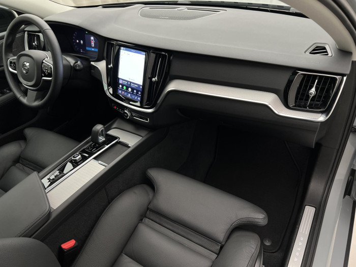 Volvo V60 B4 PLUS DARK AUT 1.maj.