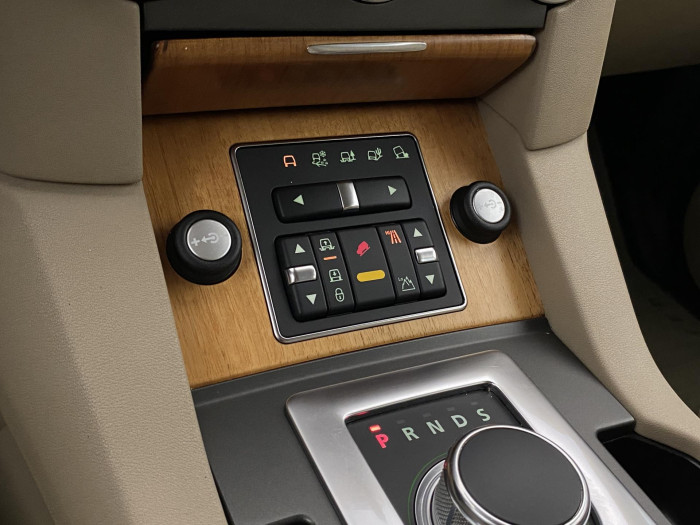 Land Rover Discovery 3.0 AWD SDV6 HSE REZERVACE