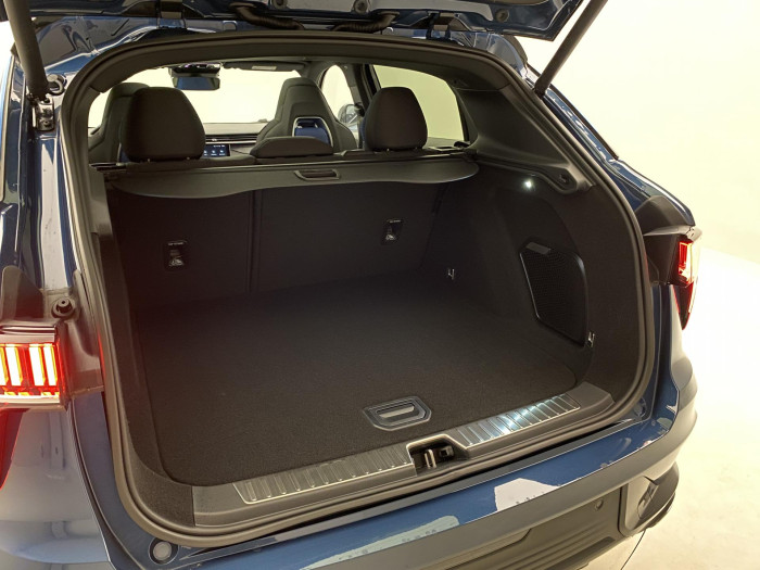 Lynk & Co 01 PHEV DCT AUT 1.maj REZERVACE