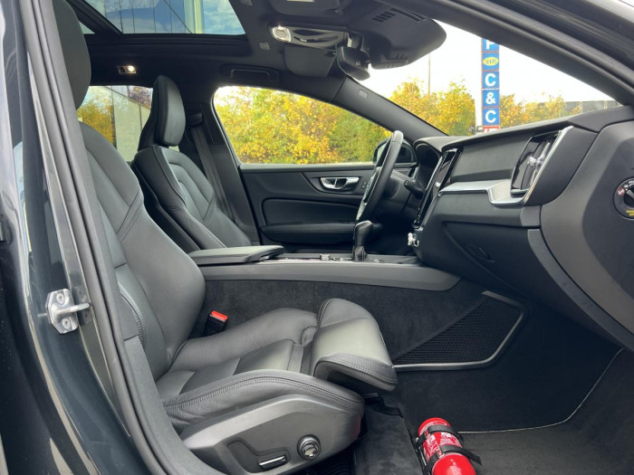 Volvo V60 D4 R-DESIGN NAVIGACE 1.maj. 2.0 d