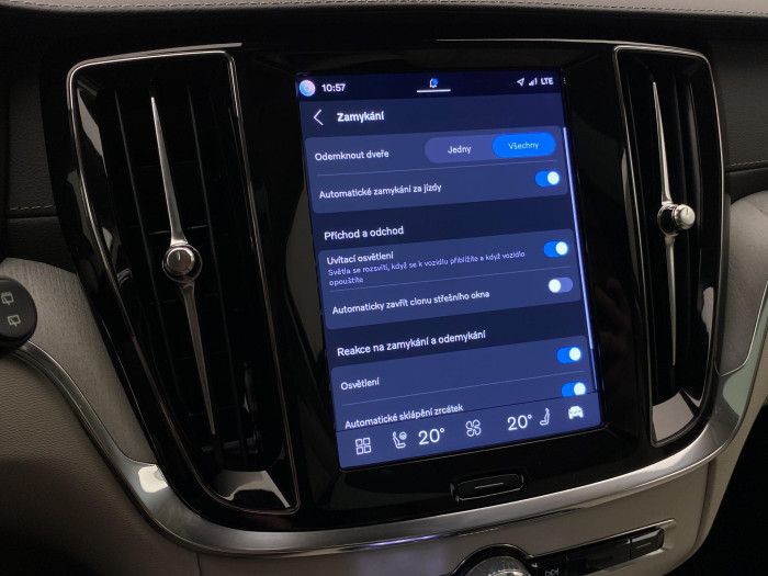 Volvo V60 T8 AWD PLUG-IN BRIGHT ULTRA CZ