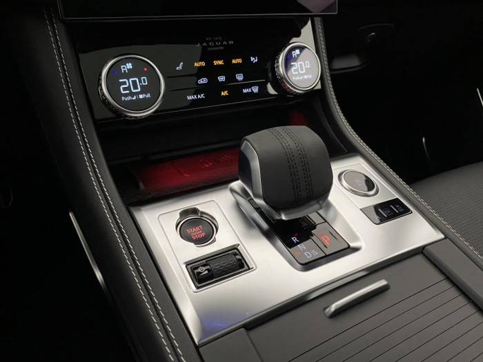 Jaguar F-Pace P400e R-DYNAMIC SE REZERVACE 2.0 Dynamic SE