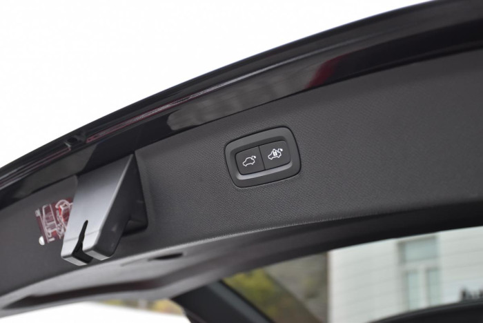 Volvo XC90 B5 AWD R-Design REZERVACE