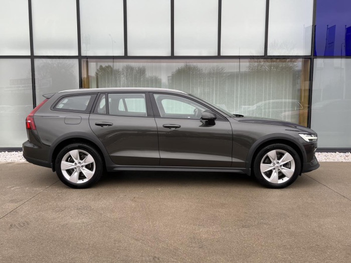 Volvo V60 CROSS COUNTRY B4 AWD REZERVACE
