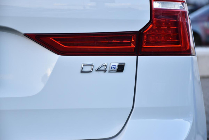 Volvo XC60 D4 AWD R-DESIGN AUT REZERVACE 2.0 d