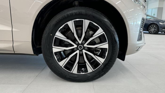 Volvo XC60 B4 AWD CORE AUT REZERVACE