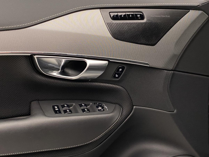 Volvo XC90 T8 AWD R-DESIGN REZERVACE