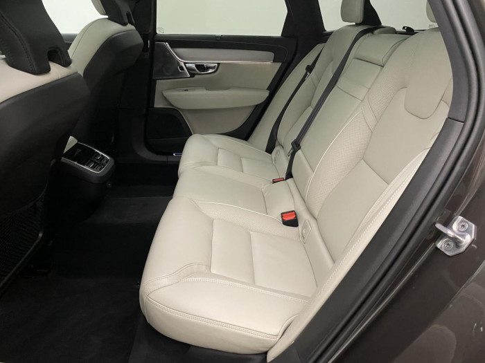 Volvo V90 B6 AWD R-DESIGN AUT 1.maj.