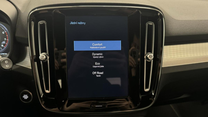 Volvo XC40 B4 MOMENTUM REZERVACE 2.0 Momentum