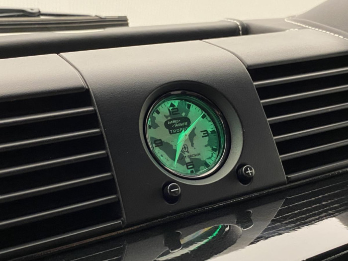 Land Rover Defender WORKS V8 TROPHY II 1 z 25 5.0 V8