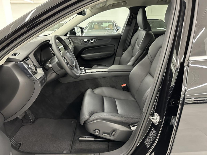Volvo XC60 B4 AWD PLUS BRIGHT REZERVACE 2.0 Plus