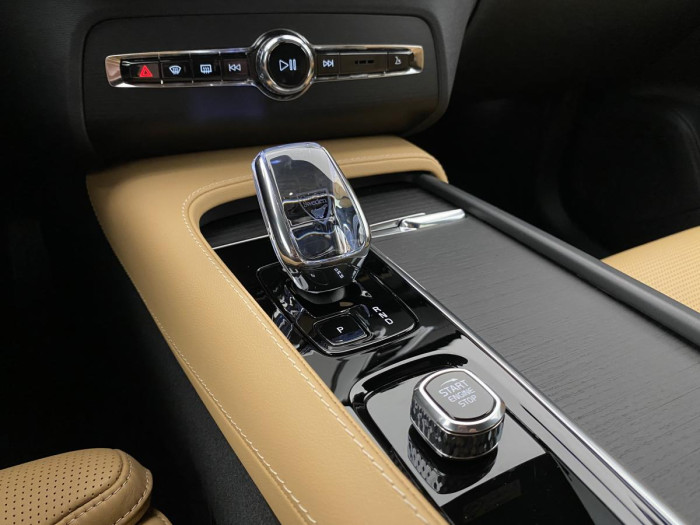 Volvo XC90 T8 AWD ULTIMATE DARK REZERVACE