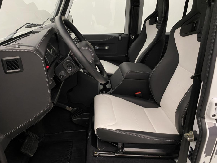 Land Rover Defender WORKS V8 TROPHY II 1 z 25 5.0 V8