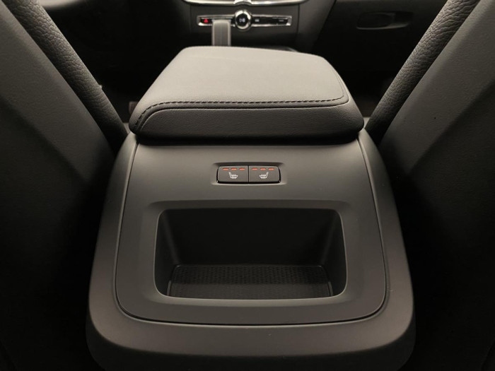 Volvo XC60 B4 AWD PLUS DARK AUT REZERVACE