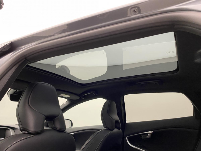 Volvo V40 T3 R-DESIGN AUT REZERVACE