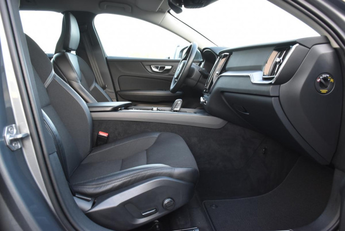Volvo V60 B4 MOMENTUM ADV. REZERVACE 2.0 Momentum