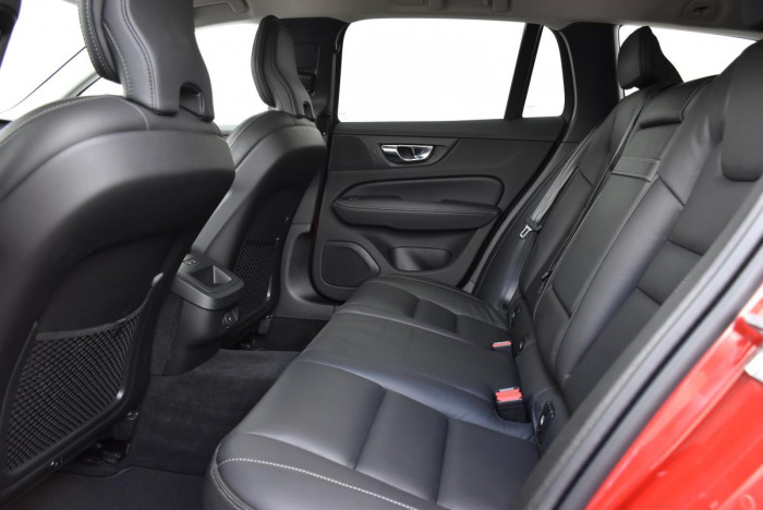 Volvo V60 B4 INSCRIPTION AUT REZERVACE