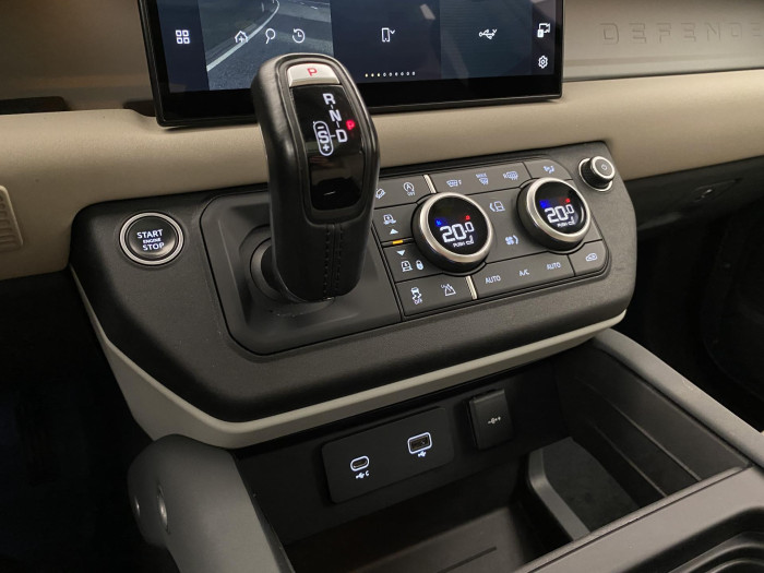 Land Rover Defender D250 AWD SE AUT CZ 3.0 d SE