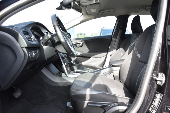 Volvo V40 D2 BLACK EDITION REZERVACE 2.0 d Edition