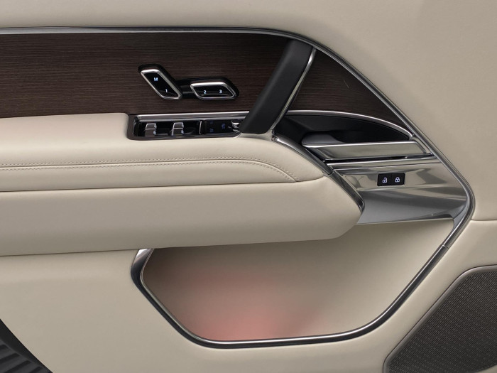 Land Rover Range Rover P550e AUTOBIOGRAPHY SWB