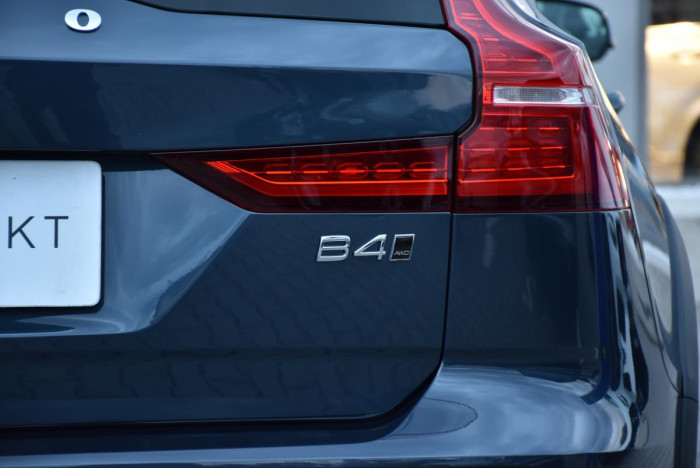 Volvo V60 CROSS COUNTRY B4 REZERVACE