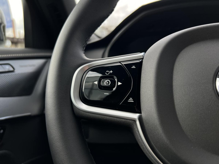 Volvo XC90 B5 AWD R-DESIGN 7 MÍSTNÁ Aut