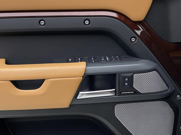 Land Rover Defender 130 D300 HSE AWD AUT CZ 3.0 d