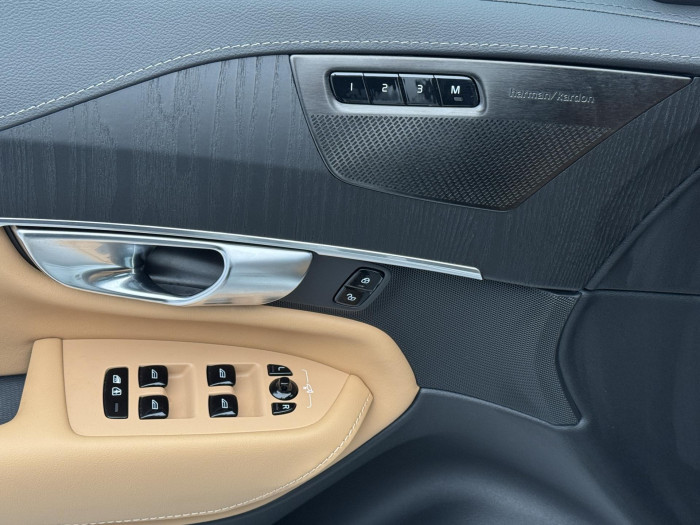 Volvo XC90 T8 AWD RECHARGE REZERVACE