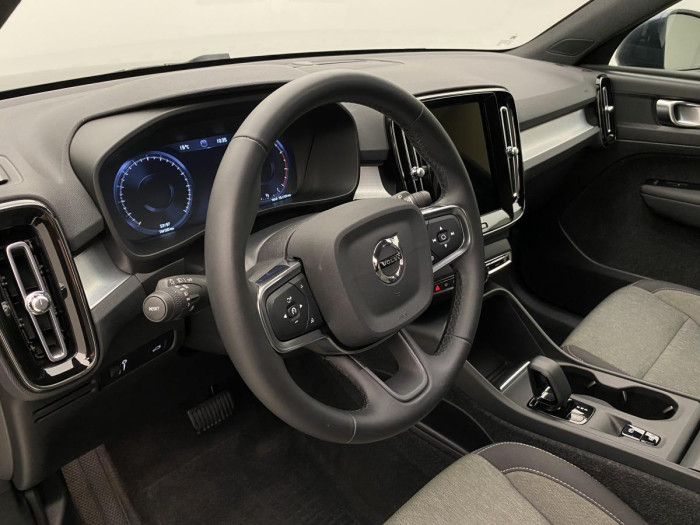 Volvo XC40 B4 MOMENTUM AUT REZERVACE 2.0 Momentum