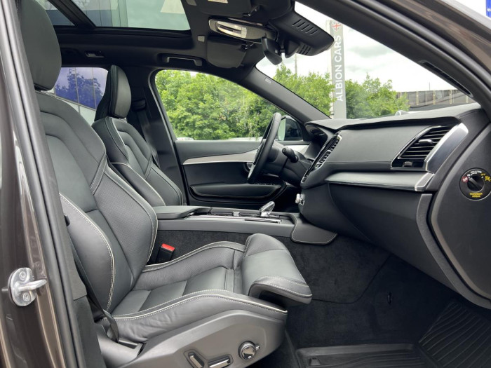 Volvo XC90 B5 AWD DARK ULT. 7MÍSTNÁ Aut