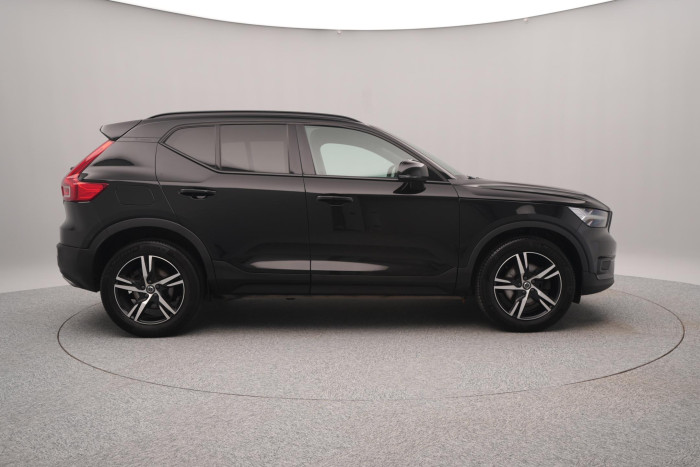 Volvo XC40 D4 AWD R-DESIGN AUT CZ 1. maj 2.0 d