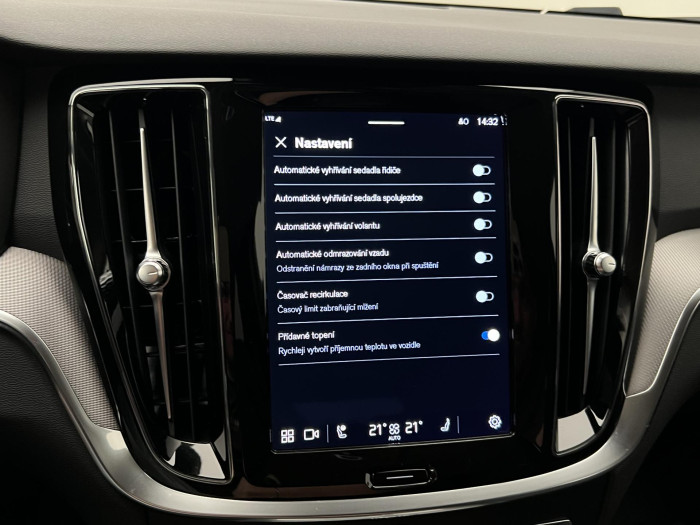 Volvo V60 B4 PLUS DARK AUT 1.maj.