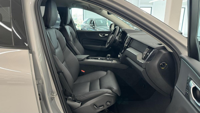 Volvo XC60 B4 PLUS DARK AUT REZERVACE 2.0 Plus