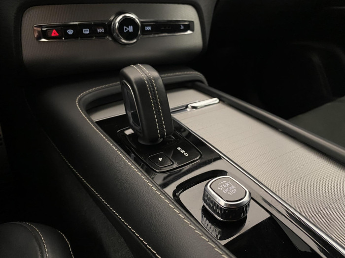 Volvo XC90 B5 AWD R-DESIGN AUT REZERVACE