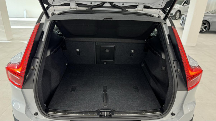 Volvo XC40 T4 R-DESIGN REZERVACE