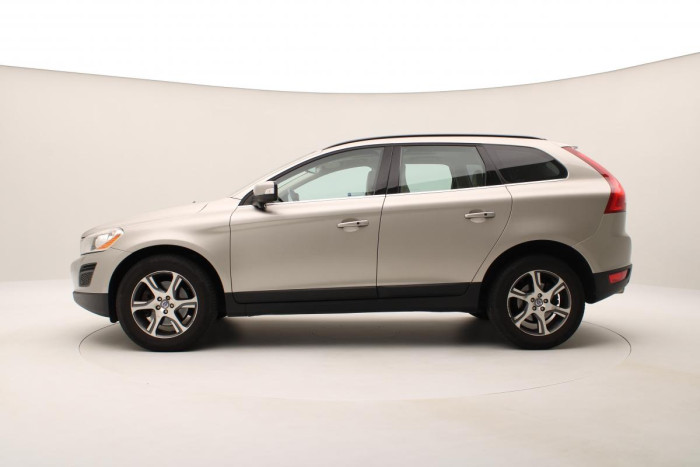 Volvo XC60 D5 AWD MOMENTUM AUT REZERVACE 2.4 d Momentum