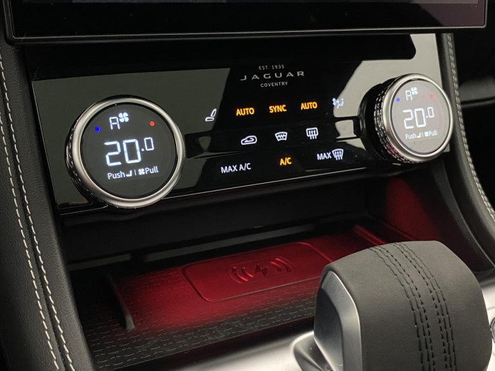 Jaguar F-Pace P400e R-DYNAMIC SE REZERVACE 2.0 Dynamic SE