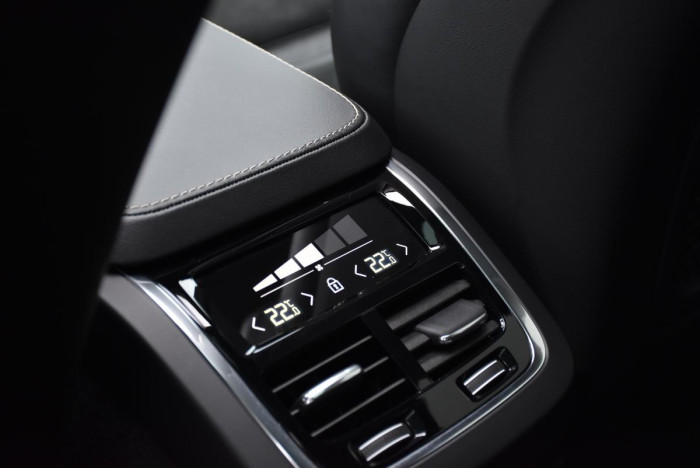 Volvo XC90 B5 AWD R-Design REZERVACE