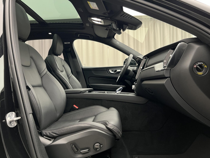 Volvo XC60 B5 AWD ULTRA BLACK REZERVACE