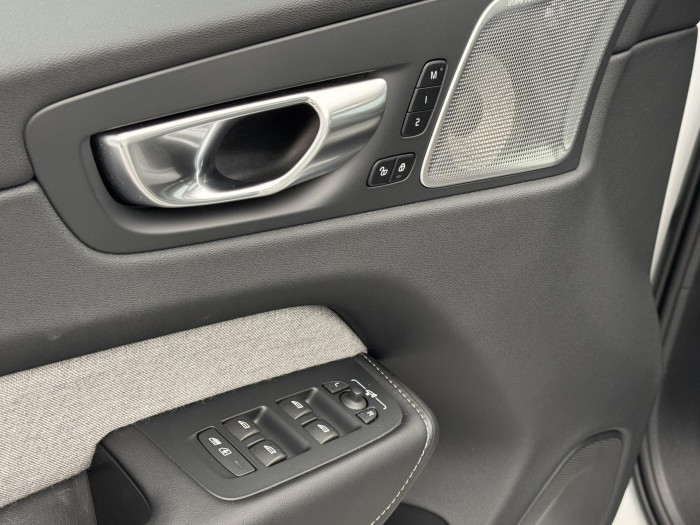 Volvo XC60 T8 AWD RECHARGE REZERVACE
