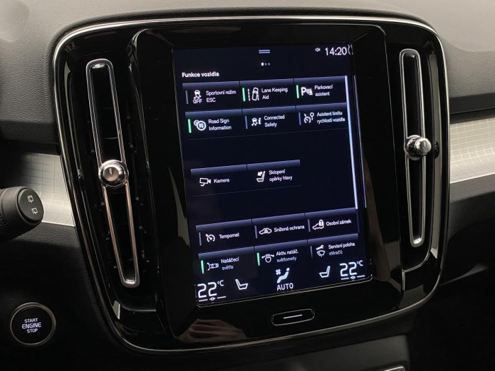 Volvo XC40 B4 MOMENTUM AUT REZERVACE 2.0 Momentum