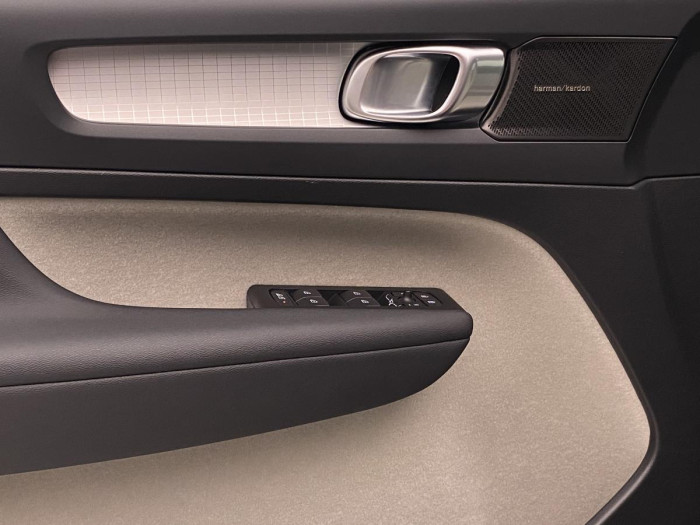 Volvo XC40 B4 MOMENTUM AUT REZERVACE 2.0 Momentum