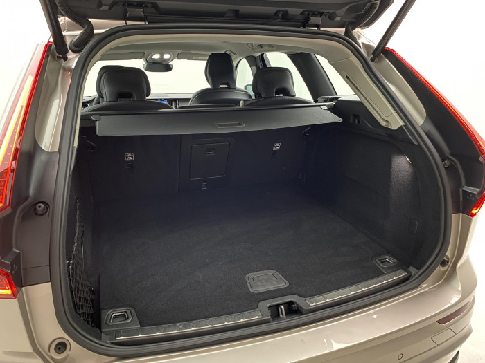 Volvo XC60 B4 AWD PLUS DARK AUT CZ