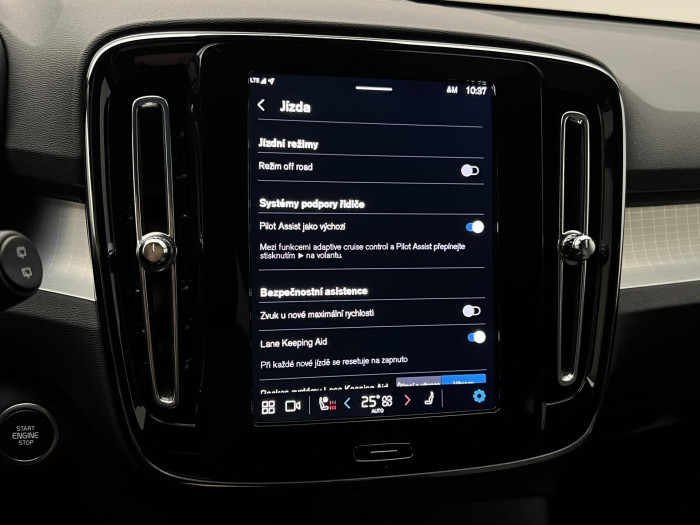 Volvo XC40 B3 PLUS DARK AUT CZ 1.maj.