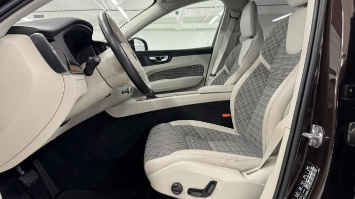 Volvo XC60 T5 AWD MOMENTUM REZERVACE 2.0 Momentum