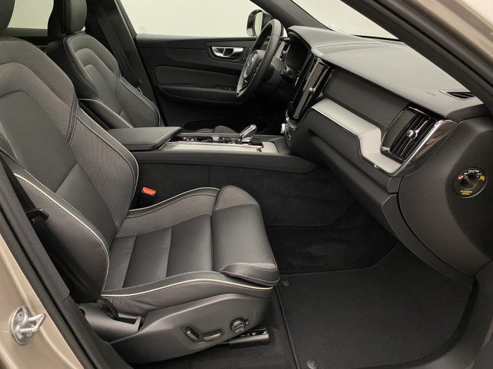 Volvo XC60 B4 AWD R-DESIGN AUT REZERVACE